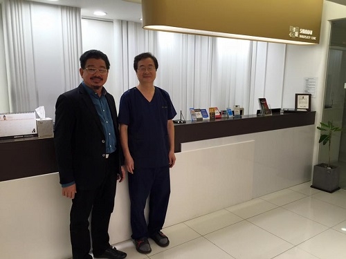 PGS TS Lê Hành chia sẽ: "Lần đầu tiên mổ biễu diễn ở Hàn Quốc, Vương quốc của Phẫu Thuật Thẩm Mỹ- Phẫu thuật trẻ hoá vùng thái dương giữa mặt; bệnh nhân lại là thân nhân của một chuyên gia về Pt TM vùng mặt! Thật căng thẳng, khó, đầy trách nhiệm nhưng cũng quá hấp dẫn lý thú! Truyền hình trực tiếp ra hội trường! Mổ tại Shimmian clinic của Pr Dong Hak Jung! Được sự hỗ trợ tối đa của các đồng nghiệp về vật chất cũng như tinh thần ! Ca mổ đã diễn ra nhẹ nhàng, song suốt như mong đợi".