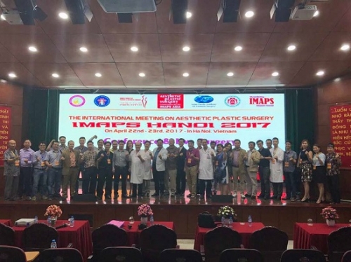 Một số hình ảnh của PGS.TS.BS Lê Hành tại Hội nghị Quốc tế IMAPS được tổ chức phối hợp của 2 Hội Tạo hình thẩm mỹ Hà Nội và Thành phố HCM tại Hà Nội diễn ra từ ngày 22-23/4/2017.